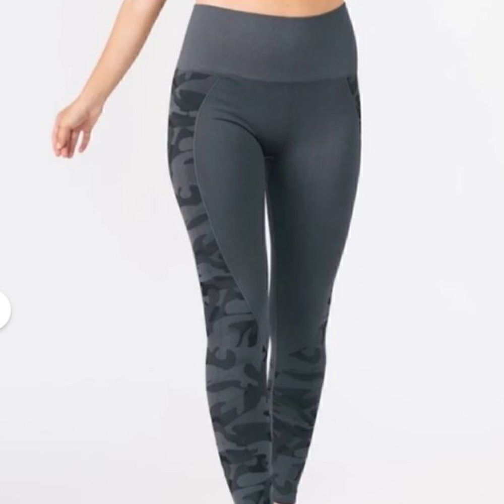 Zyia Active Camo Performance Leggings Gray Camo Size Small